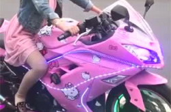 小姐姐搬机车,小姐姐的勇敢与智慧